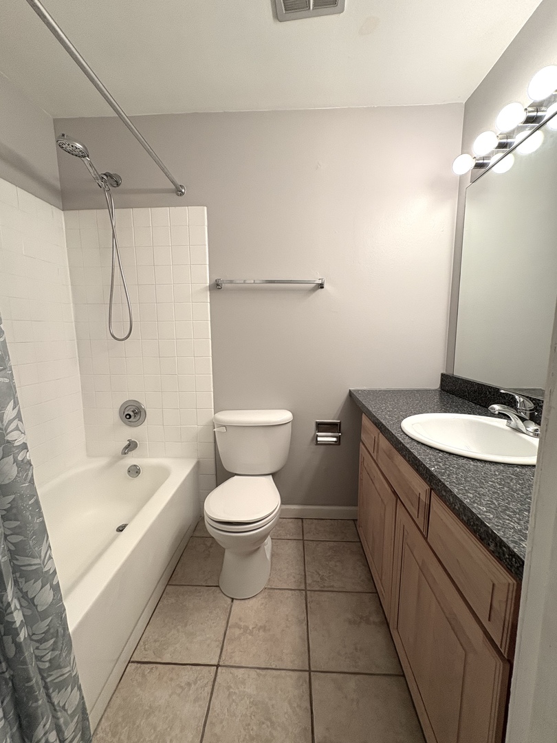 6010 Oakwood Drive #1H, Lisle, IL 60532