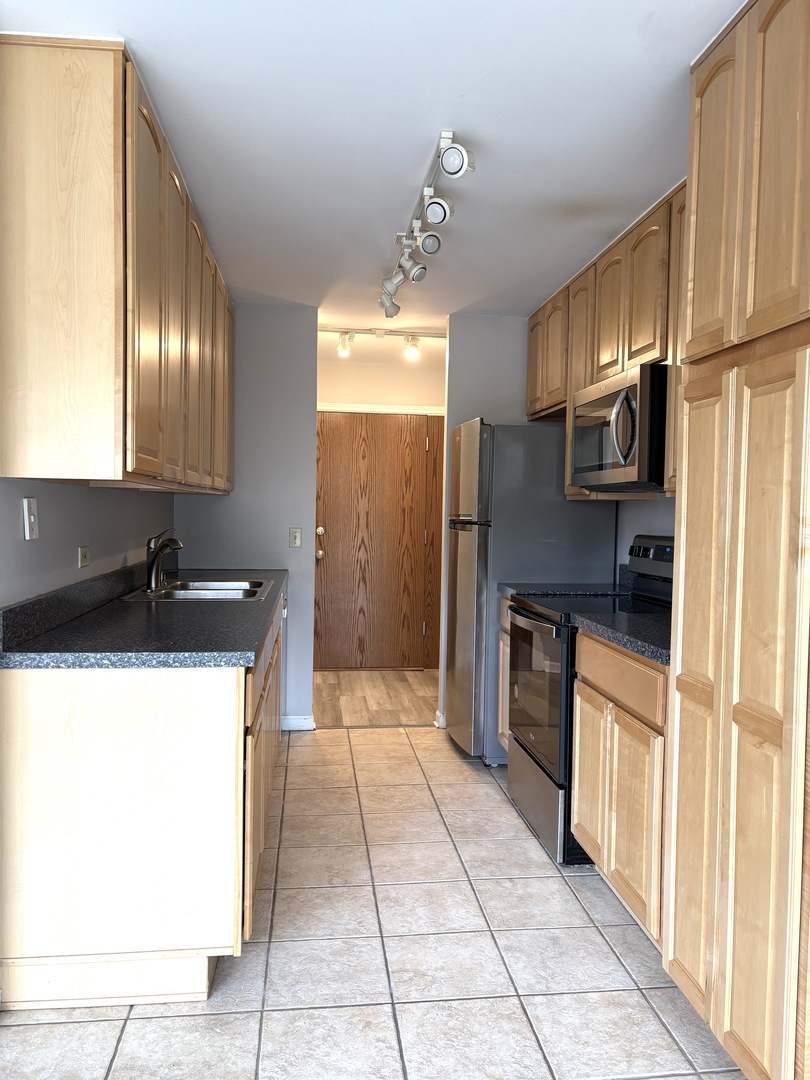 6010 Oakwood Drive #1H, Lisle, IL 60532