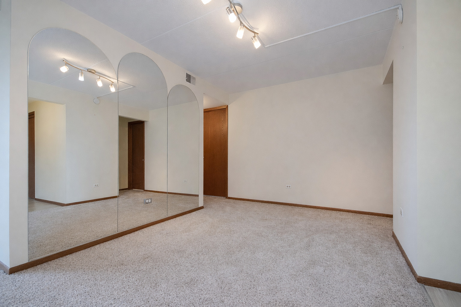 5447 W Lawrence Avenue #203, Chicago, IL 60630