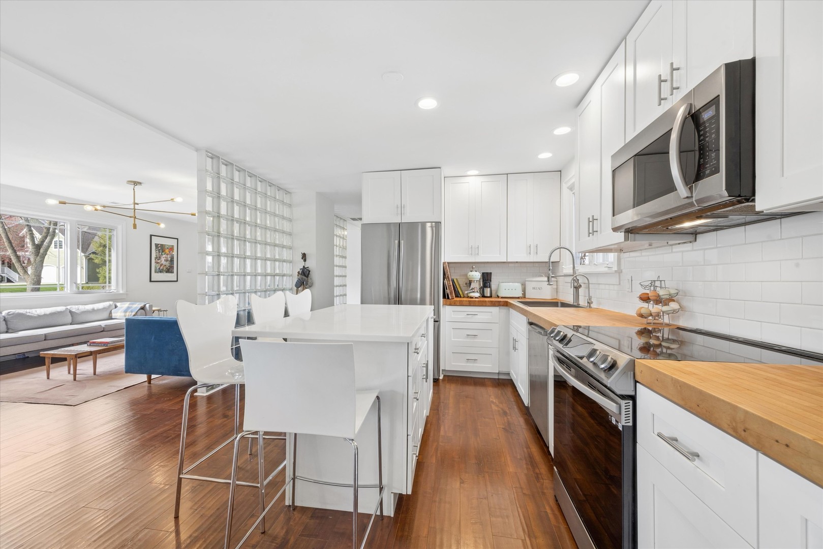 2000 W 55th Place, La Grange Highlands, IL 60525