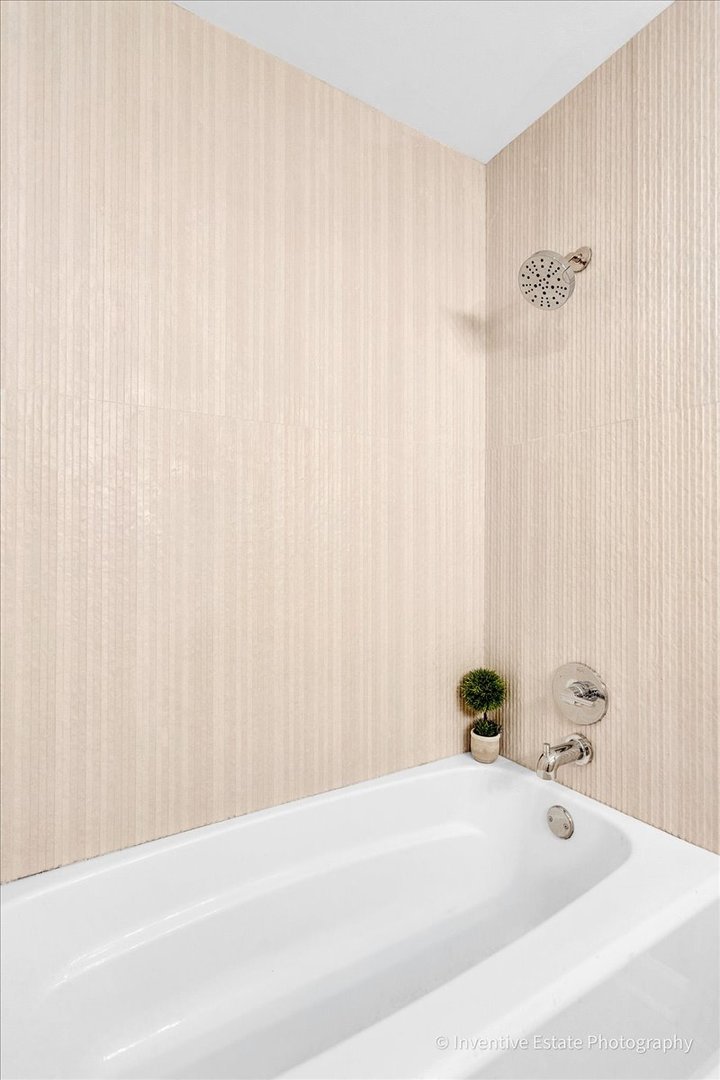 201 S Maple Avenue #111, Oak Park, IL 60302