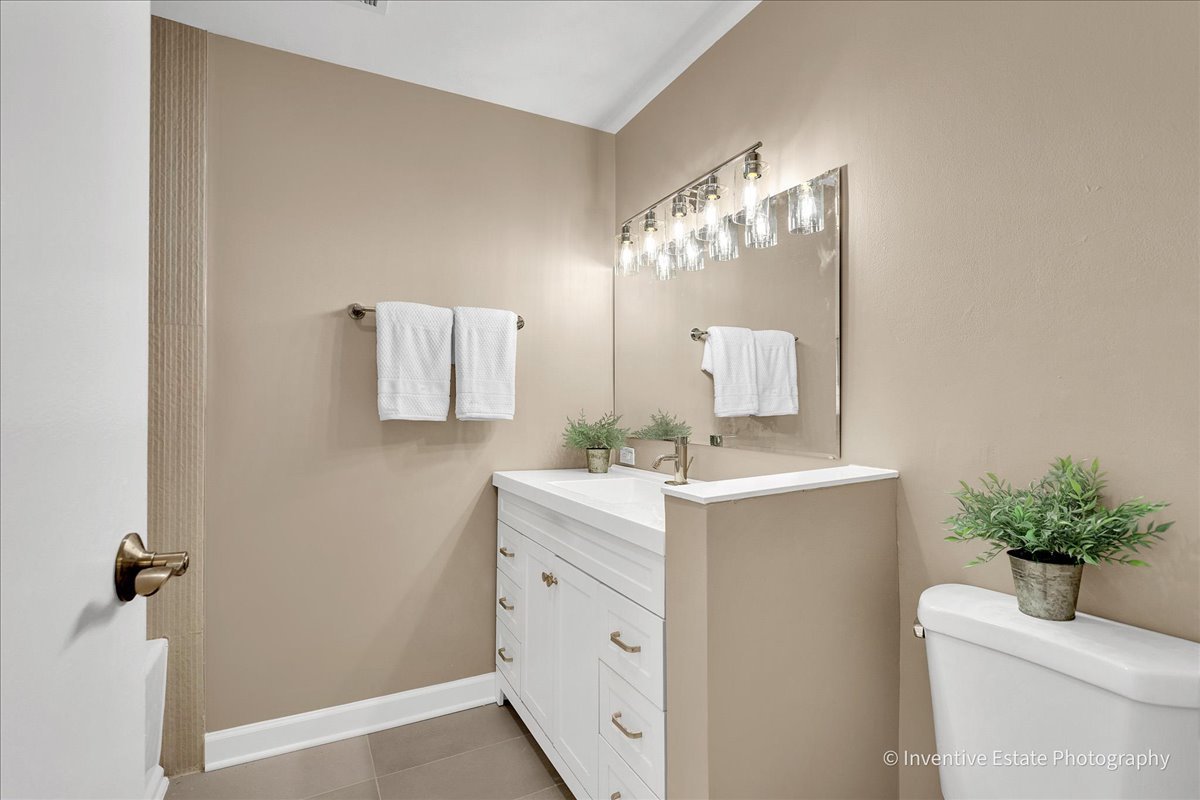 201 S Maple Avenue #111, Oak Park, IL 60302