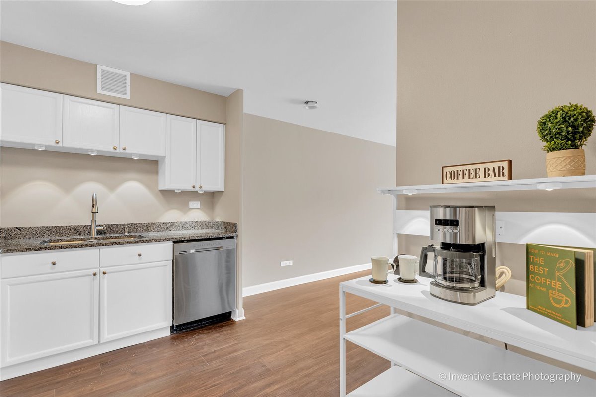 201 S Maple Avenue #111, Oak Park, IL 60302