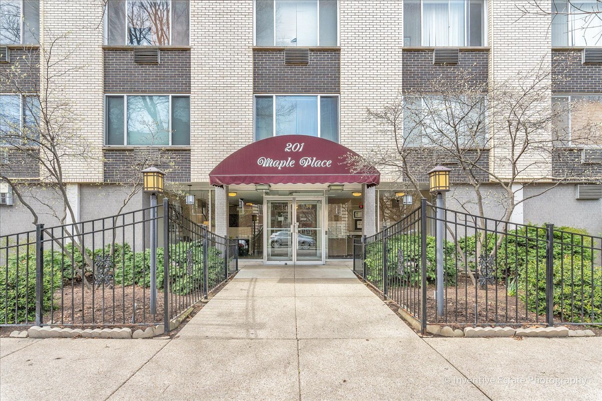 201 S Maple Avenue #111, Oak Park, IL 60302