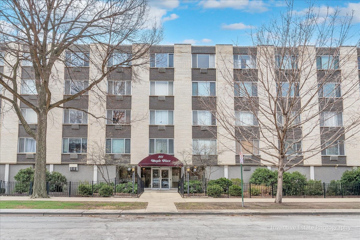 201 S Maple Avenue #111, Oak Park, IL 60302