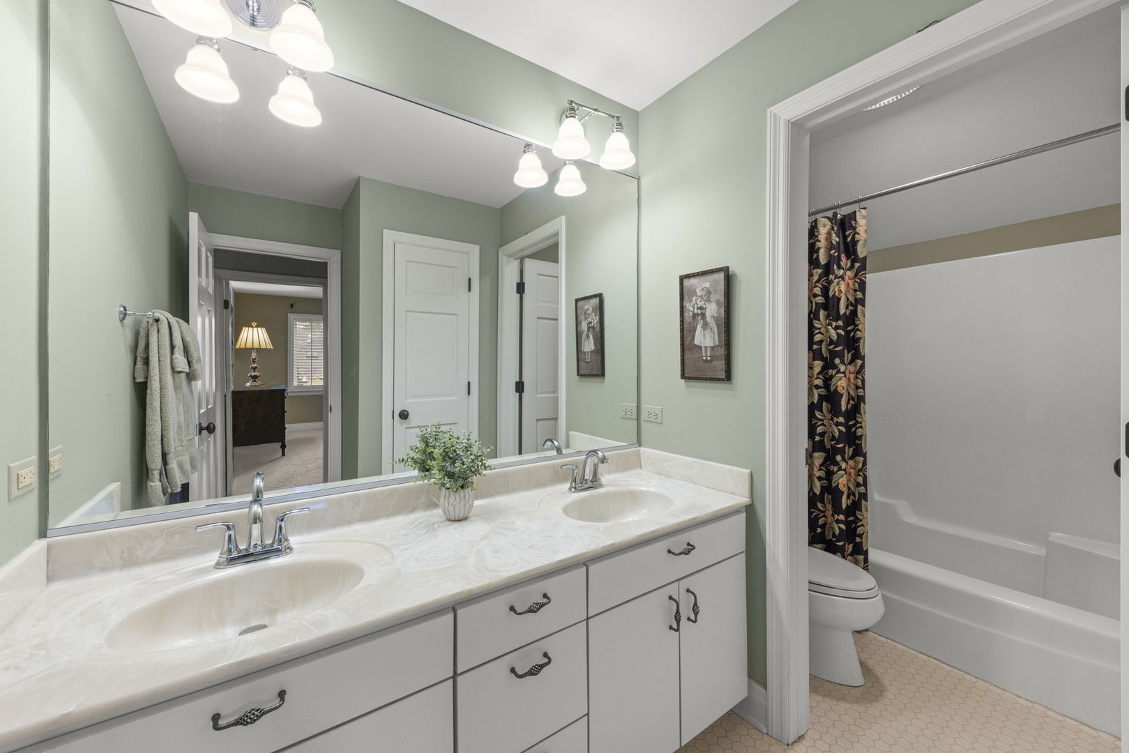 646 Highview Avenue, Glen Ellyn, IL 60137