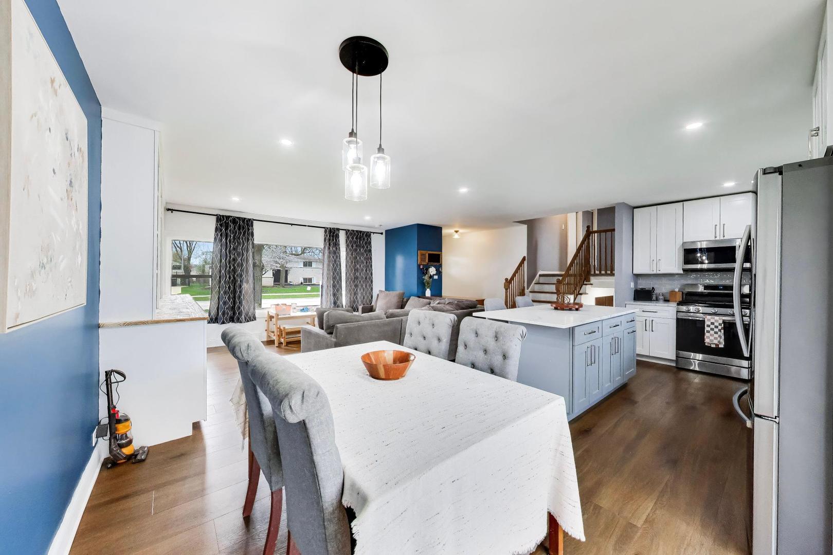 1605 W Lexington Drive, Arlington Heights, IL 60004