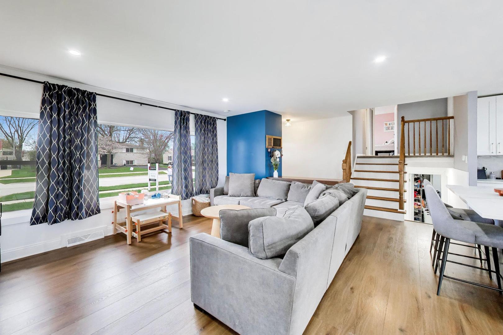 1605 W Lexington Drive, Arlington Heights, IL 60004