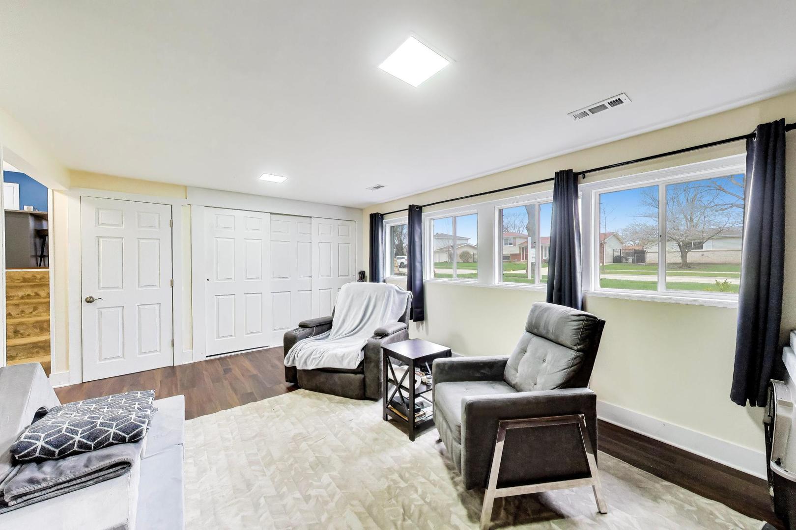 1605 W Lexington Drive, Arlington Heights, IL 60004