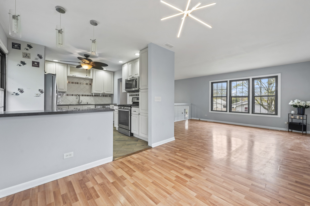 161 Oakwood Drive, Bolingbrook, IL 60440