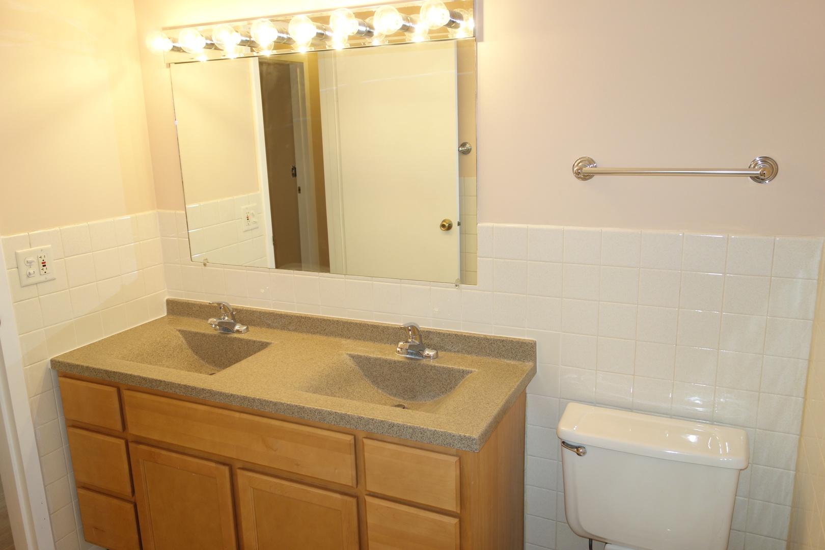 300 Meadow Court #300, Vernon Hills, IL 60061