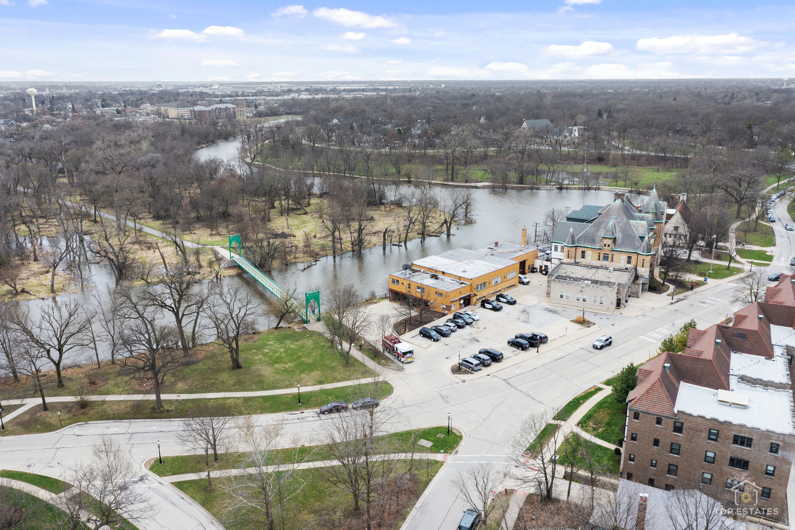 82 Lawton Road, Riverside, IL 60546