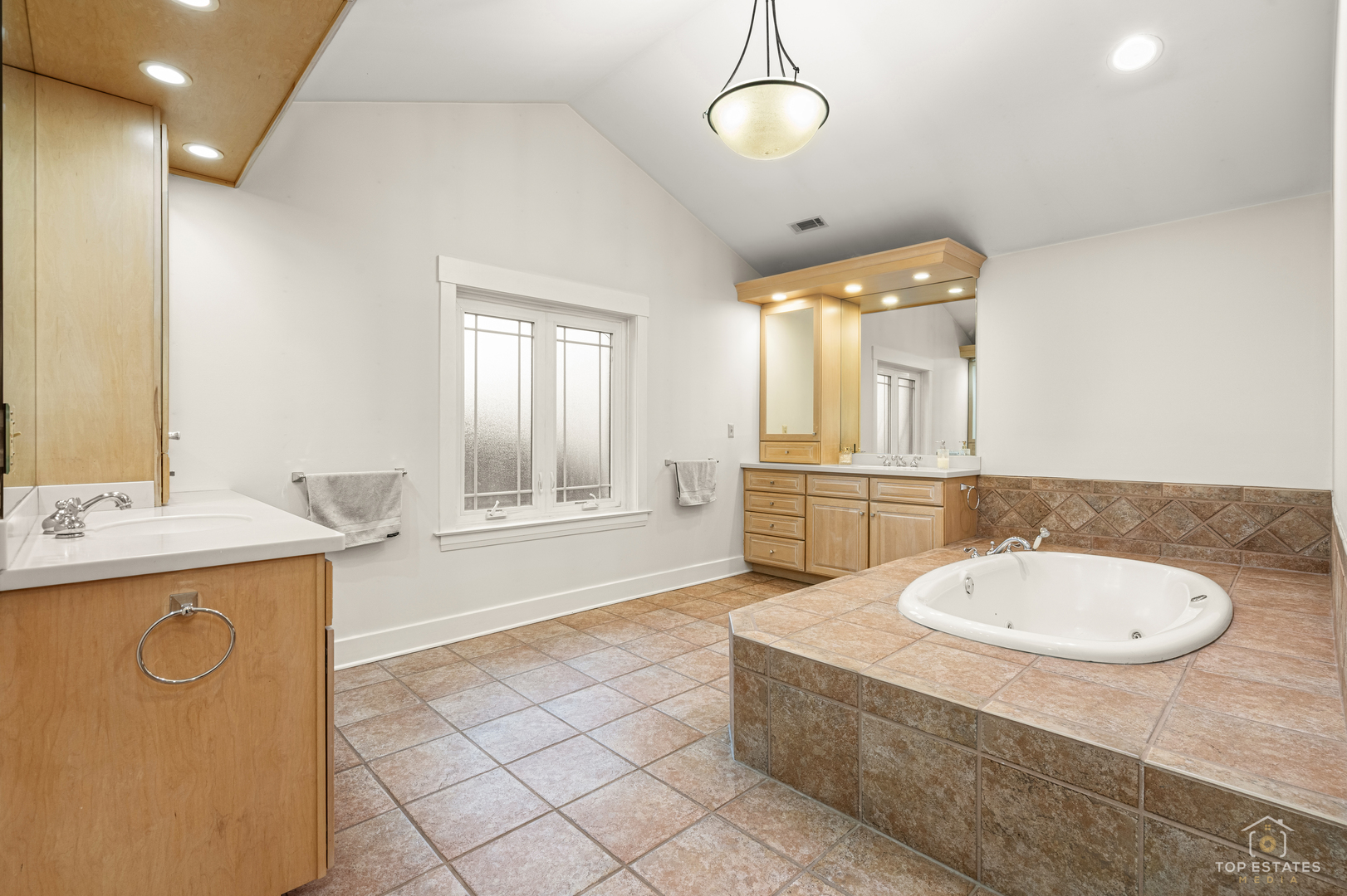 82 Lawton Road, Riverside, IL 60546