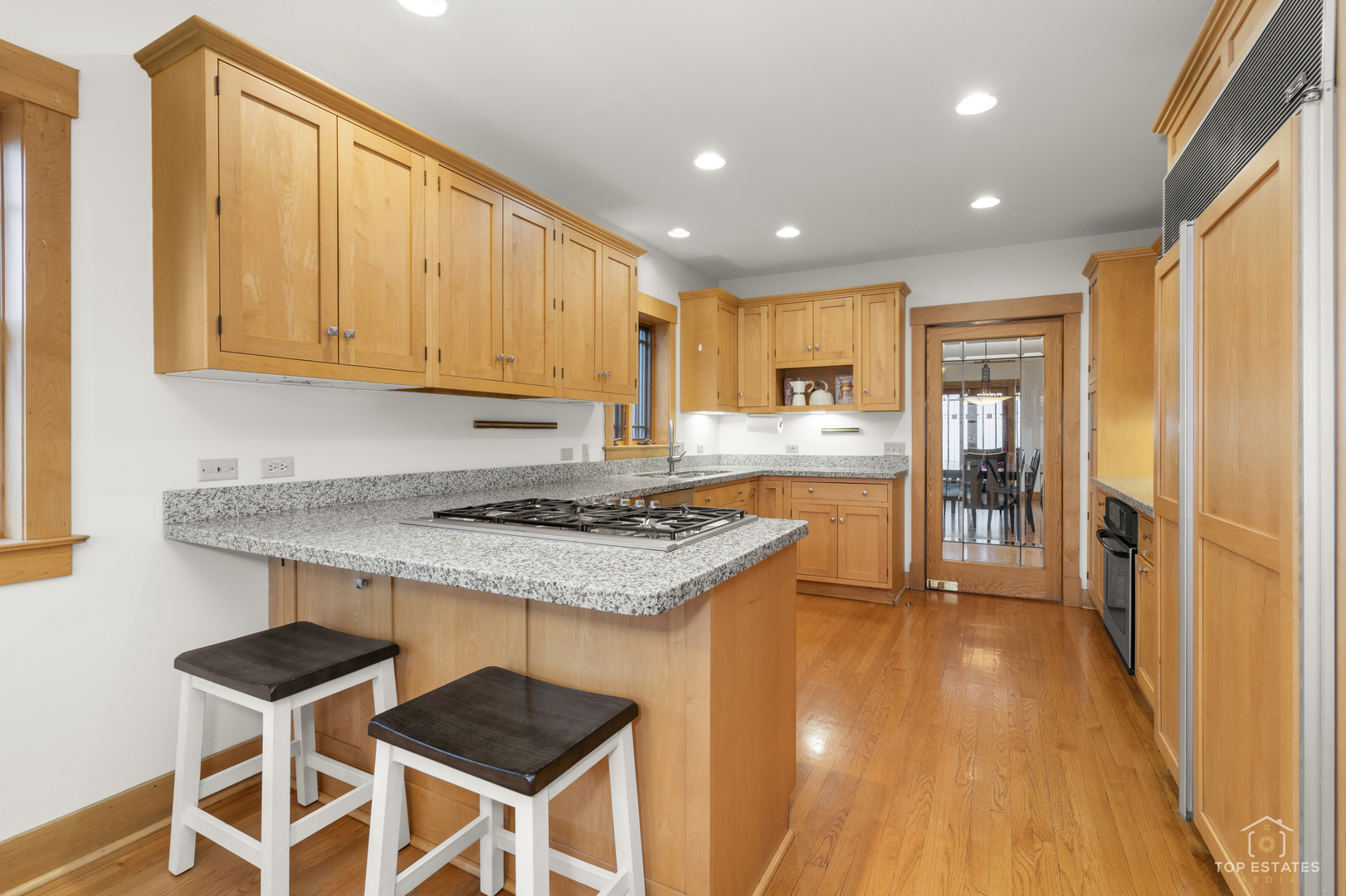 82 Lawton Road, Riverside, IL 60546