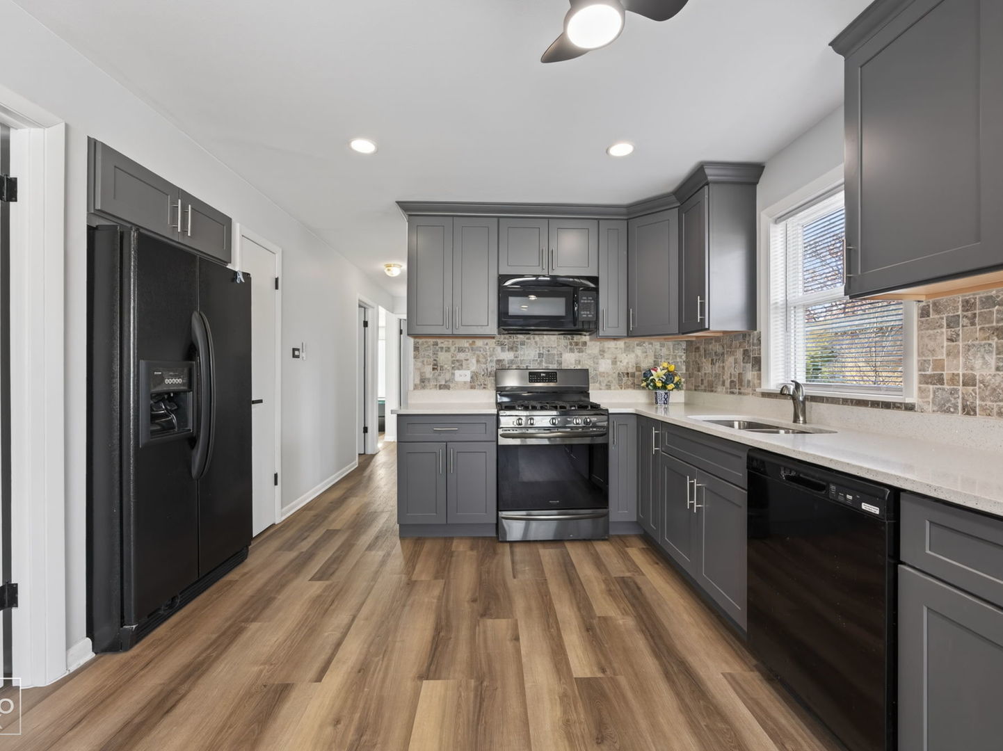 10643 S 83rd Avenue, Palos Hills, IL 60465