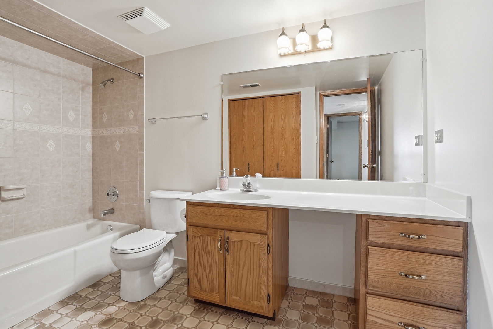 11042 S Theresa Circle #1C, Palos Hills, IL 60465