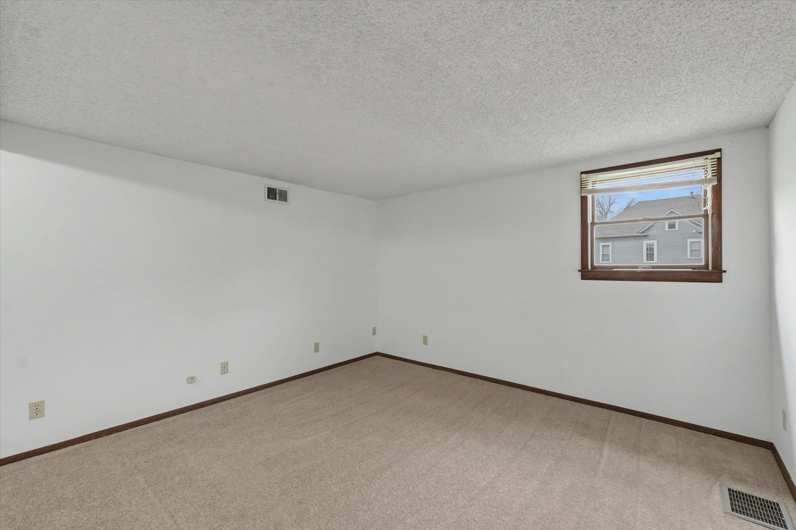 21 E Linn Street, Piper City, IL 60959