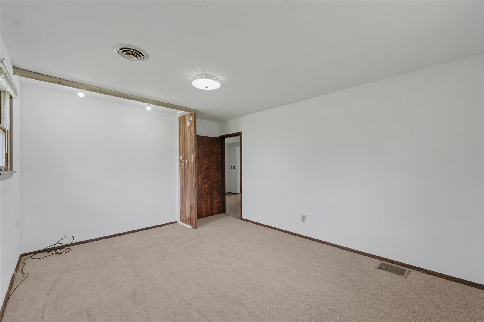 21 E Linn Street, Piper City, IL 60959