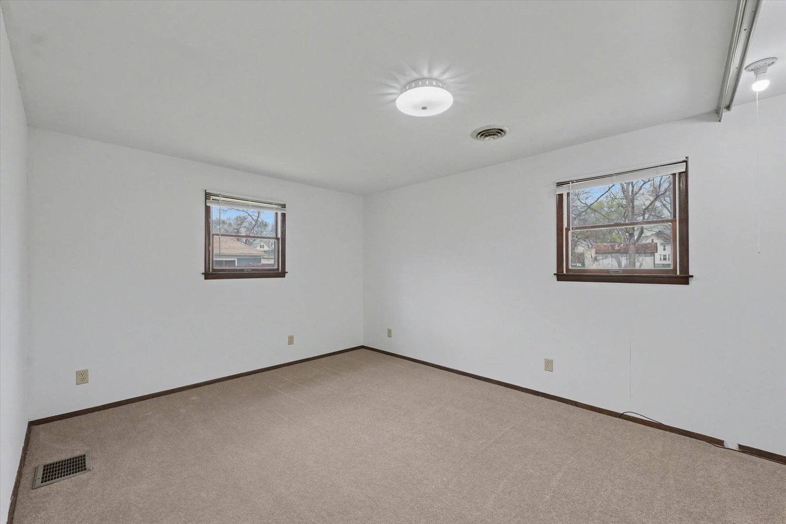 21 E Linn Street, Piper City, IL 60959