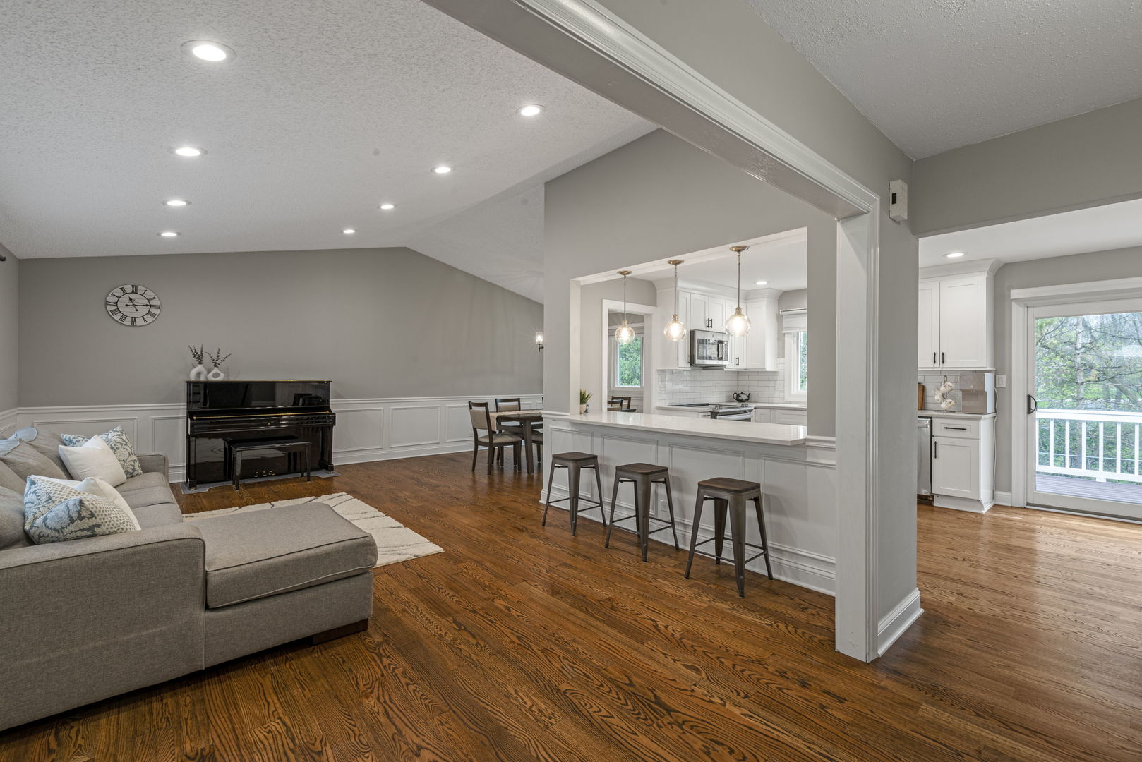 1890 Shorewood Drive, Hoffman Estates, IL 60192