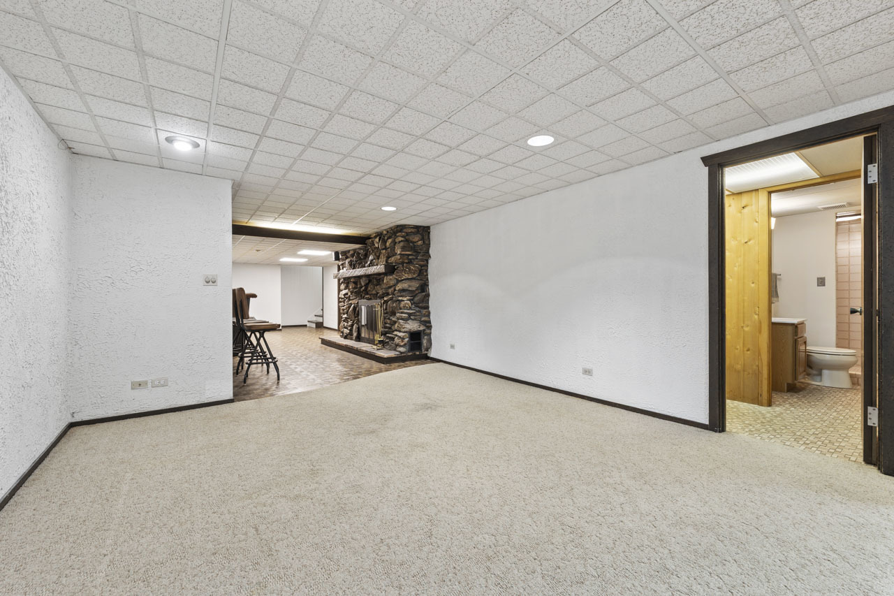 1033 Blackburn Street, Gurnee, IL 60031