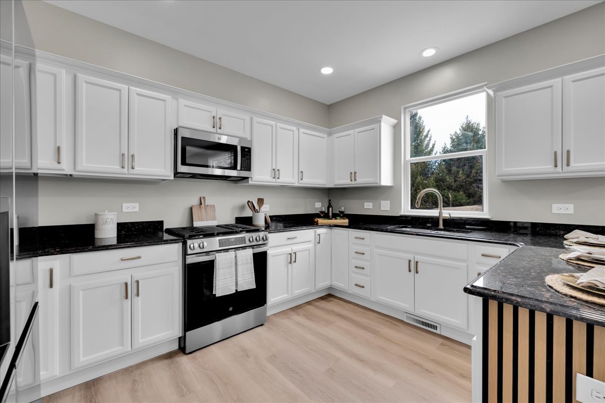 555 Bluestem Drive, Yorkville, IL 60560