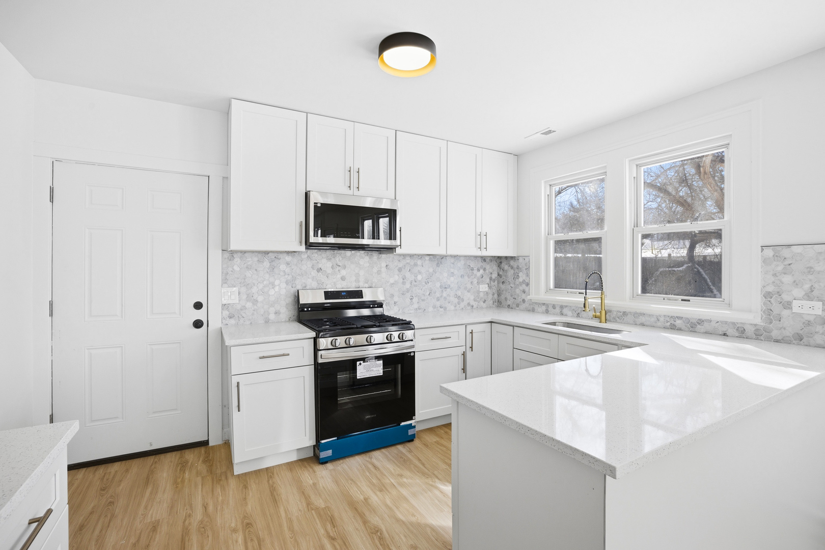 2908 Oakwood Avenue, McHenry, IL 60051