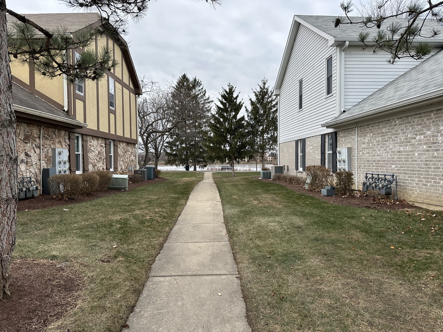 1250 N Streamwood Lane #338, Vernon Hills, IL 60061