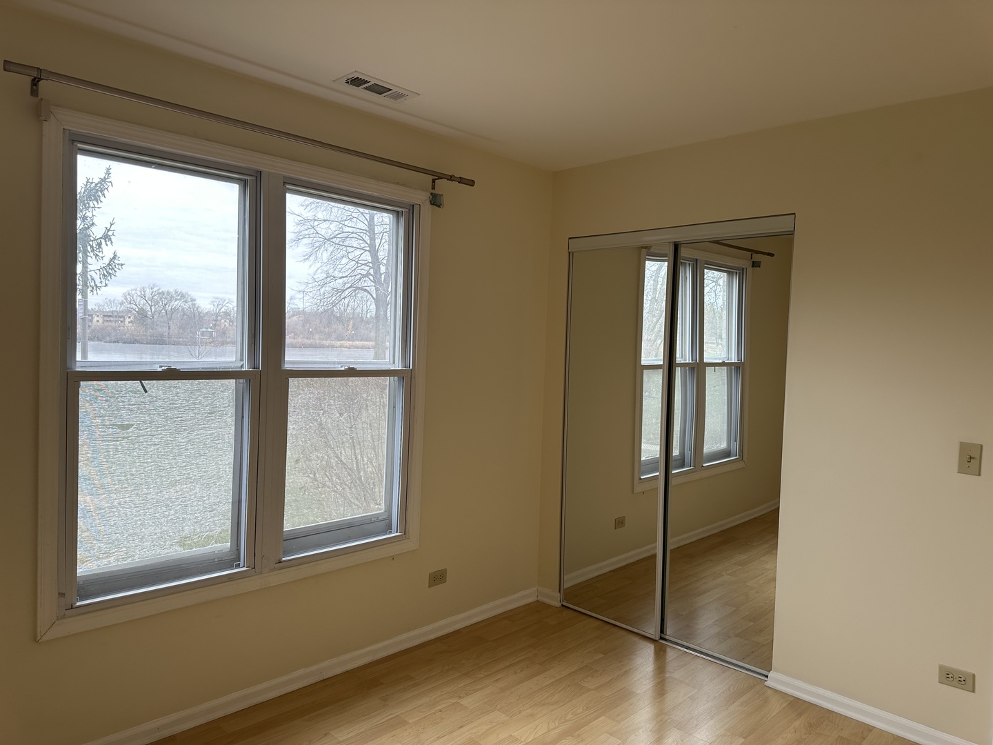 1250 N Streamwood Lane #338, Vernon Hills, IL 60061