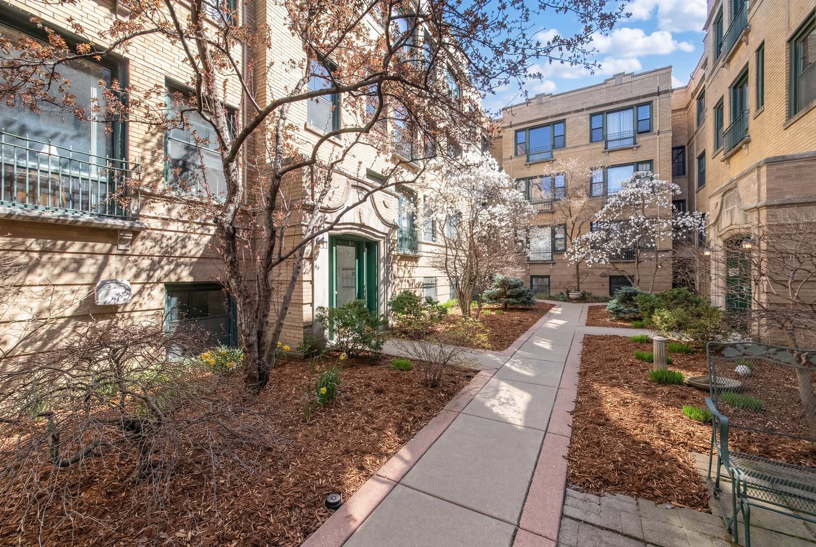 7033 N Sheridan Road #2N, Chicago, IL 60626