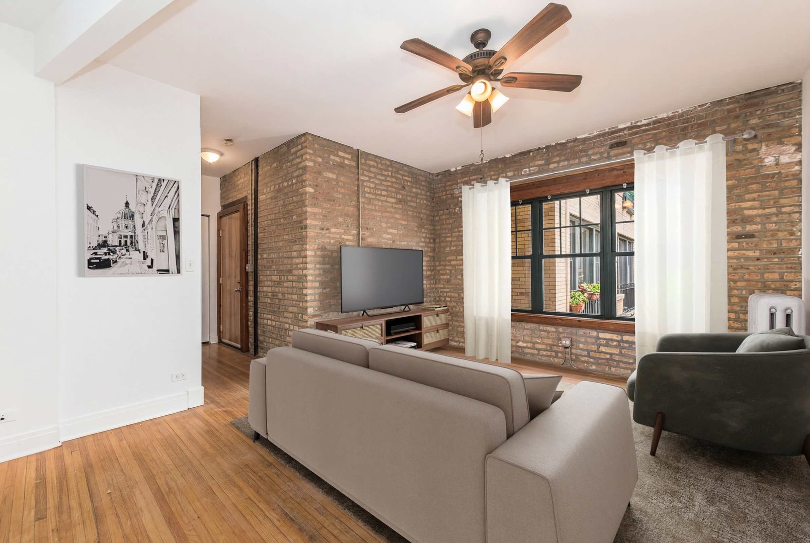 7033 N Sheridan Road #2N, Chicago, IL 60626