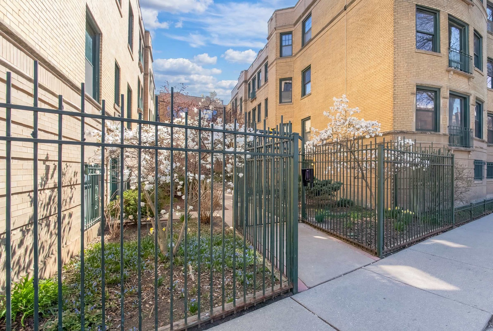 7033 N Sheridan Road #2N, Chicago, IL 60626