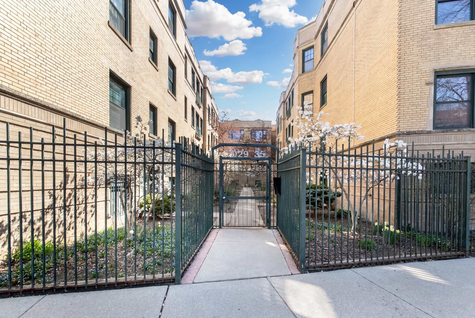 7033 N Sheridan Road #2N, Chicago, IL 60626