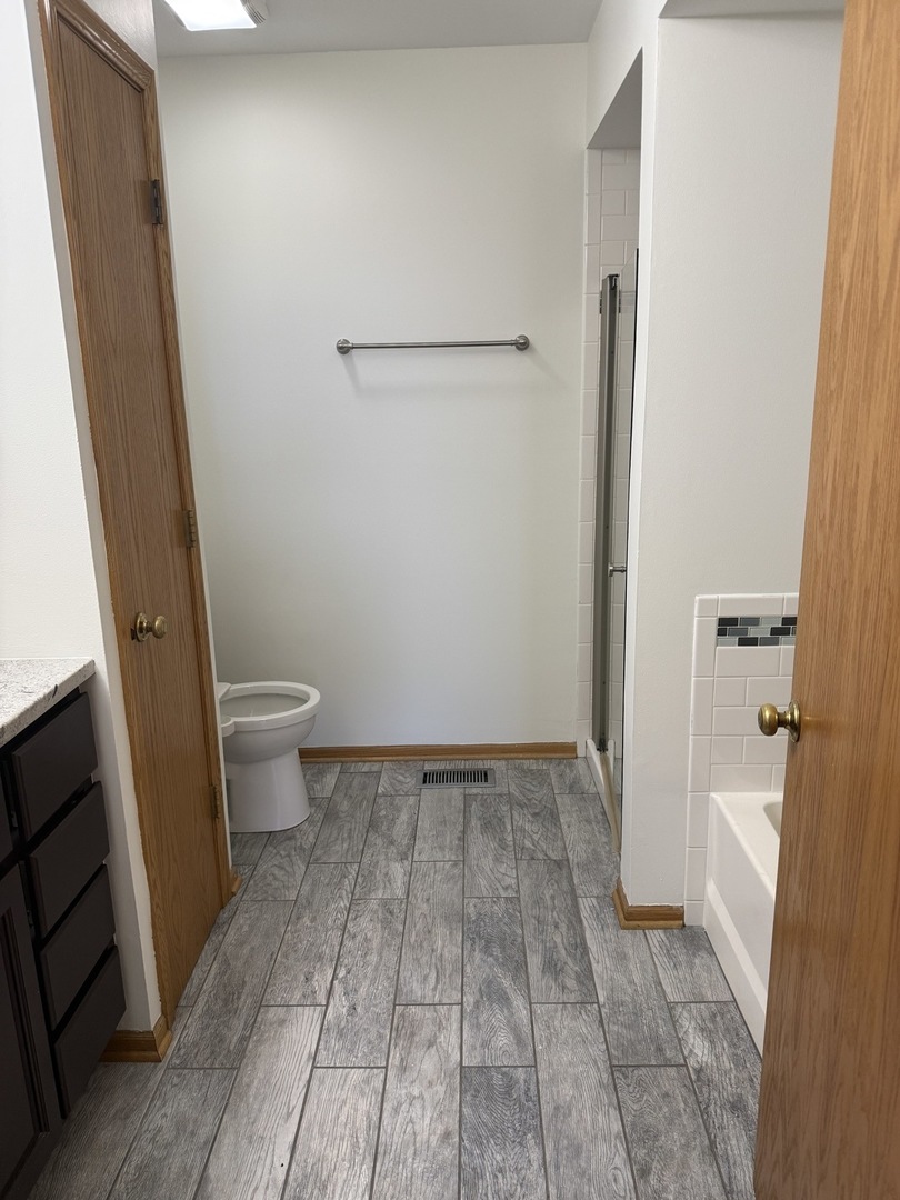 8316 HIGHPOINT Circle #E, Darien, IL 60561