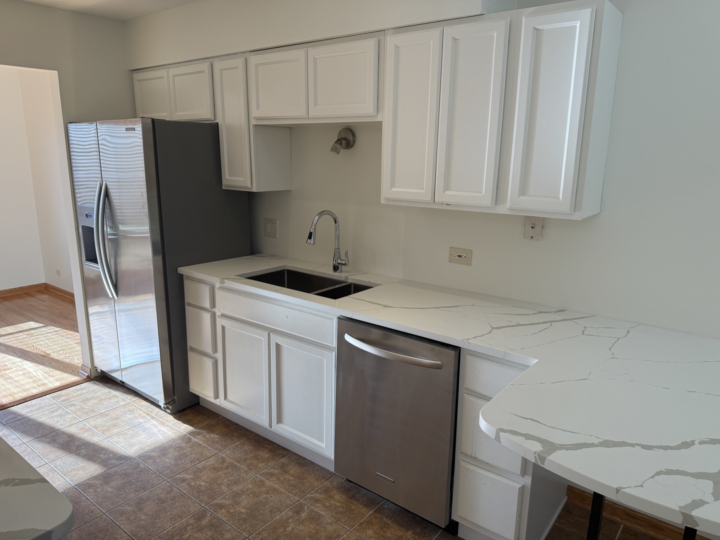 8316 HIGHPOINT Circle #E, Darien, IL 60561