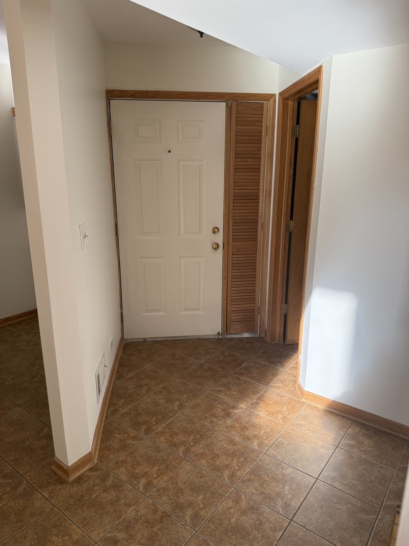 8316 HIGHPOINT Circle #E, Darien, IL 60561