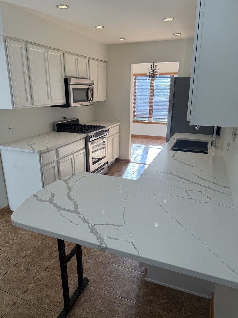 8316 HIGHPOINT Circle #E, Darien, IL 60561