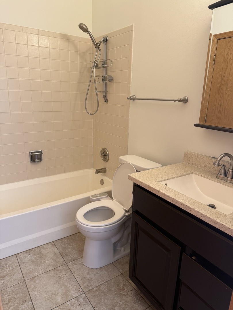 8316 HIGHPOINT Circle #E, Darien, IL 60561