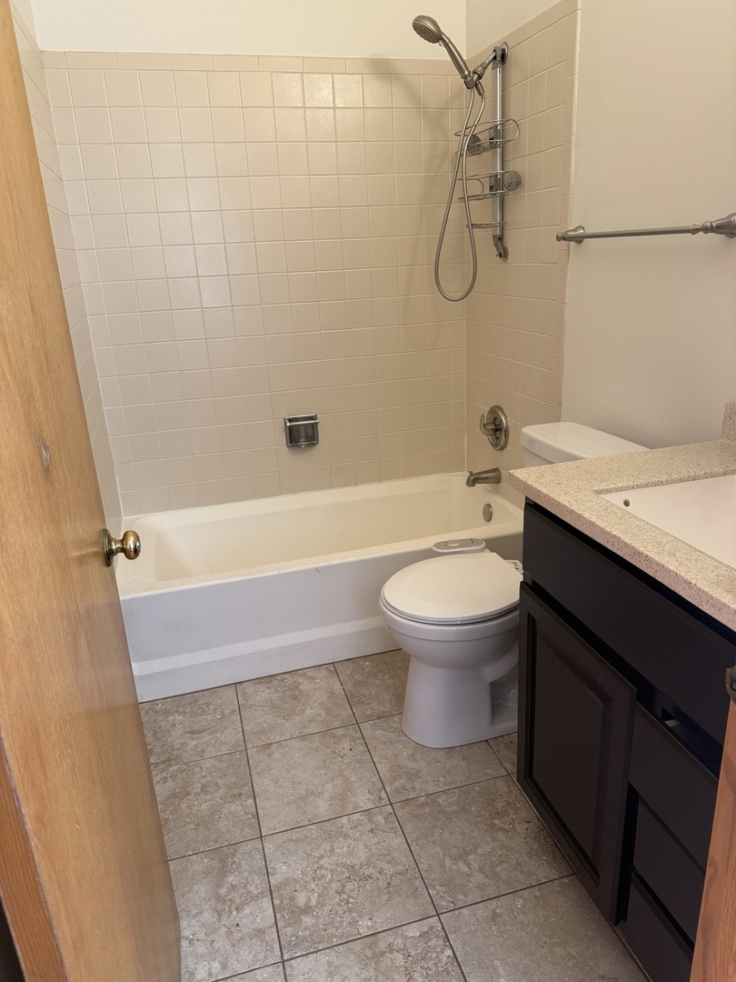 8316 HIGHPOINT Circle #E, Darien, IL 60561