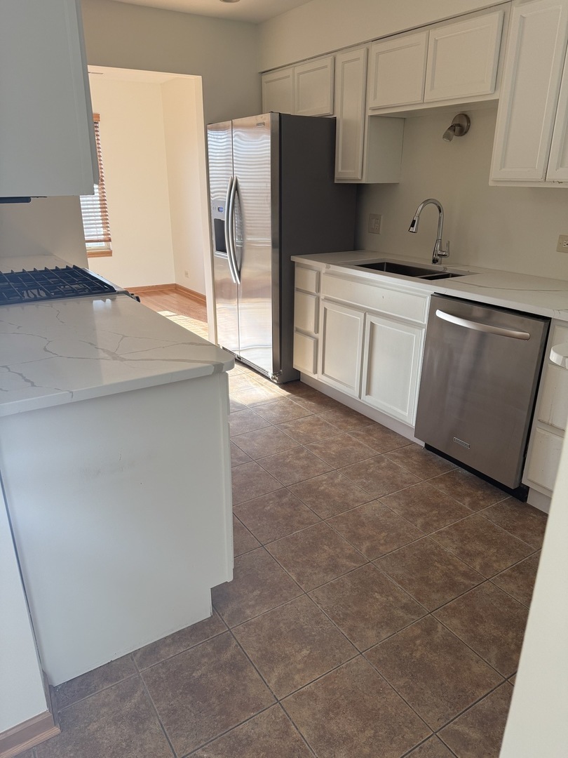 8316 HIGHPOINT Circle #E, Darien, IL 60561