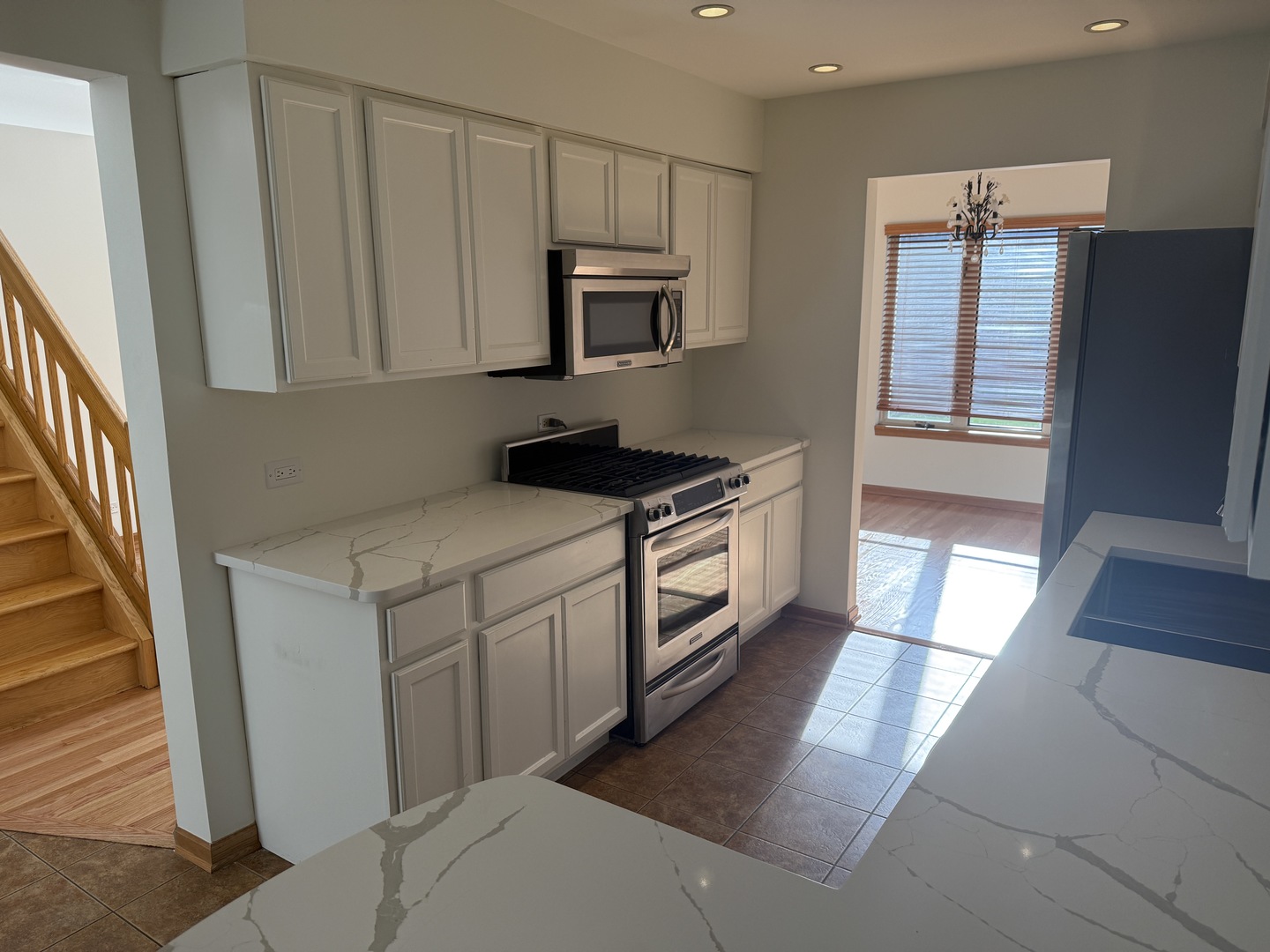 8316 HIGHPOINT Circle #E, Darien, IL 60561