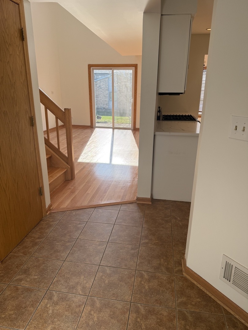 8316 HIGHPOINT Circle #E, Darien, IL 60561