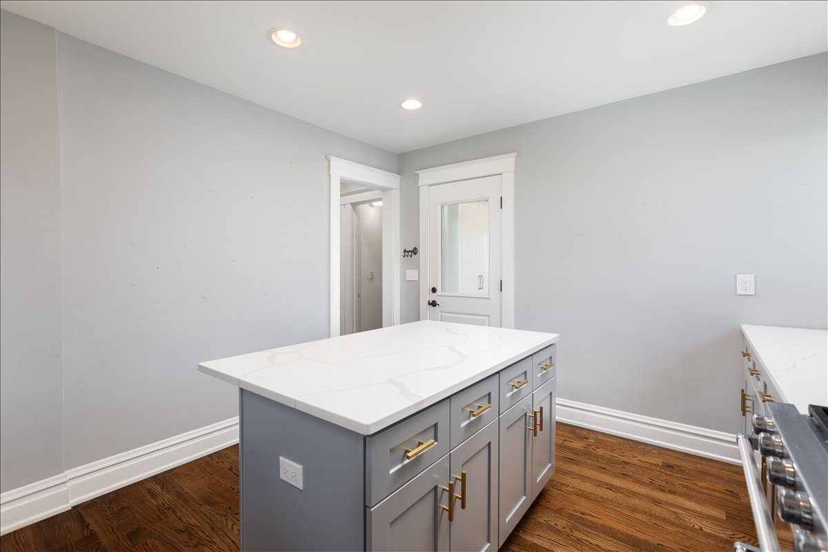 18 N Main Street, Naperville, IL 60540