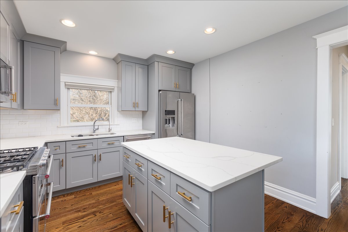 18 N Main Street, Naperville, IL 60540