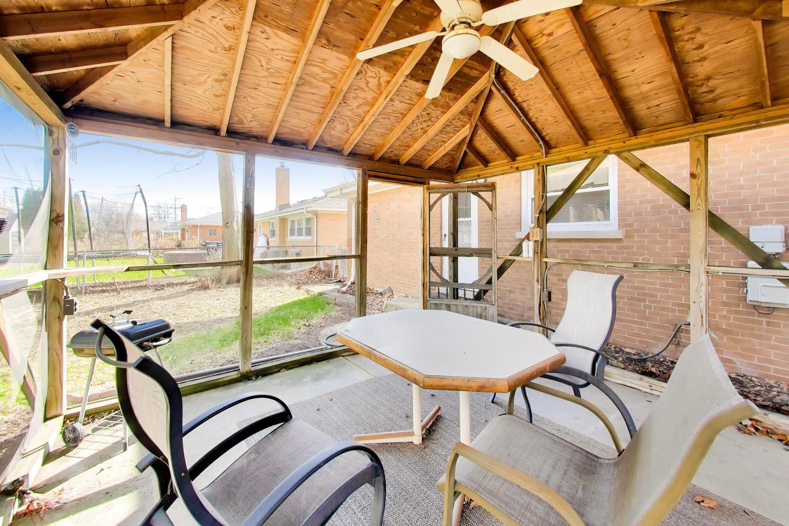 915 S Na Wa Ta Avenue, Mount Prospect, IL 60056