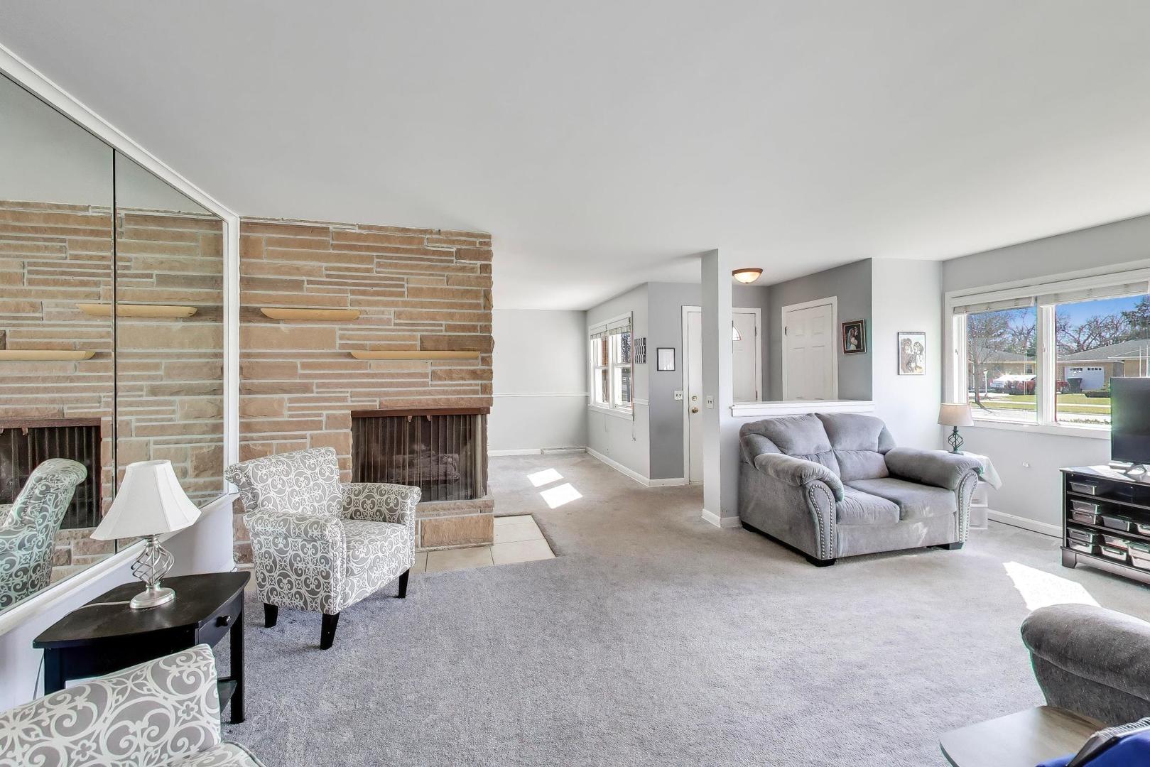 915 S Na Wa Ta Avenue, Mount Prospect, IL 60056