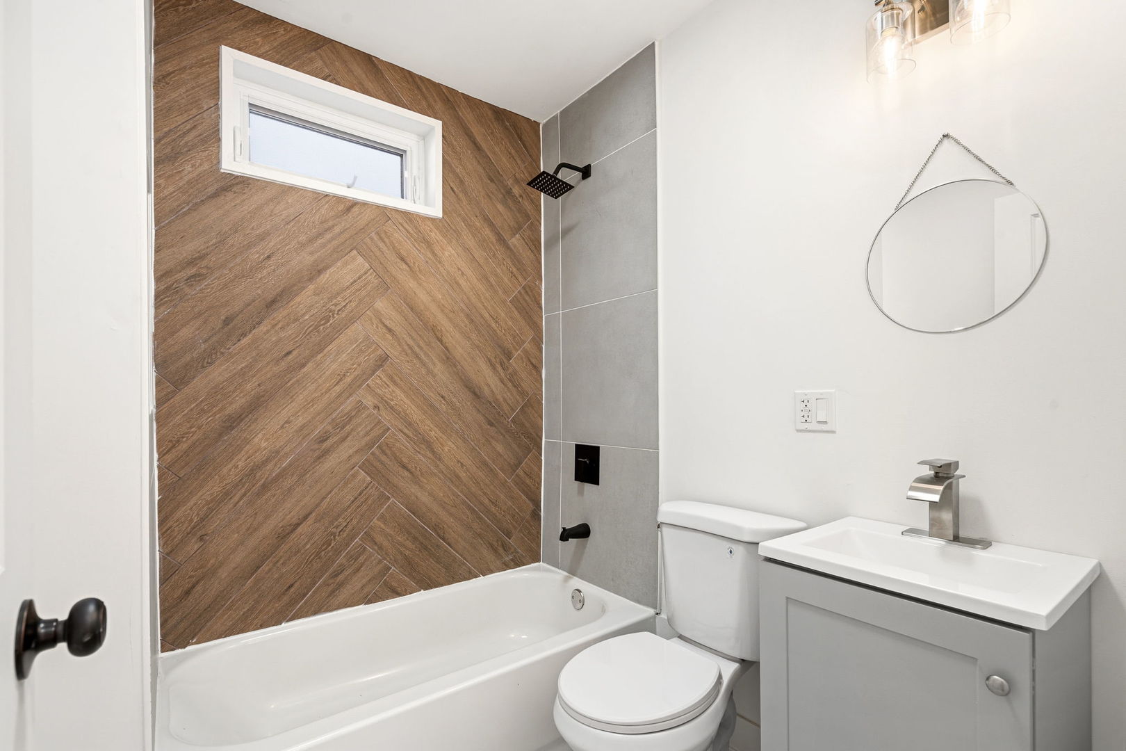 7955 S Colfax Avenue, Chicago, IL 60617