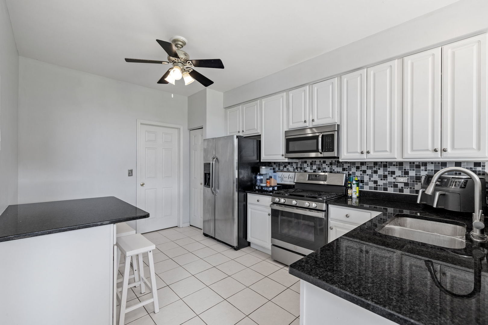 21543 EICH Drive, Crest Hill, IL 60403