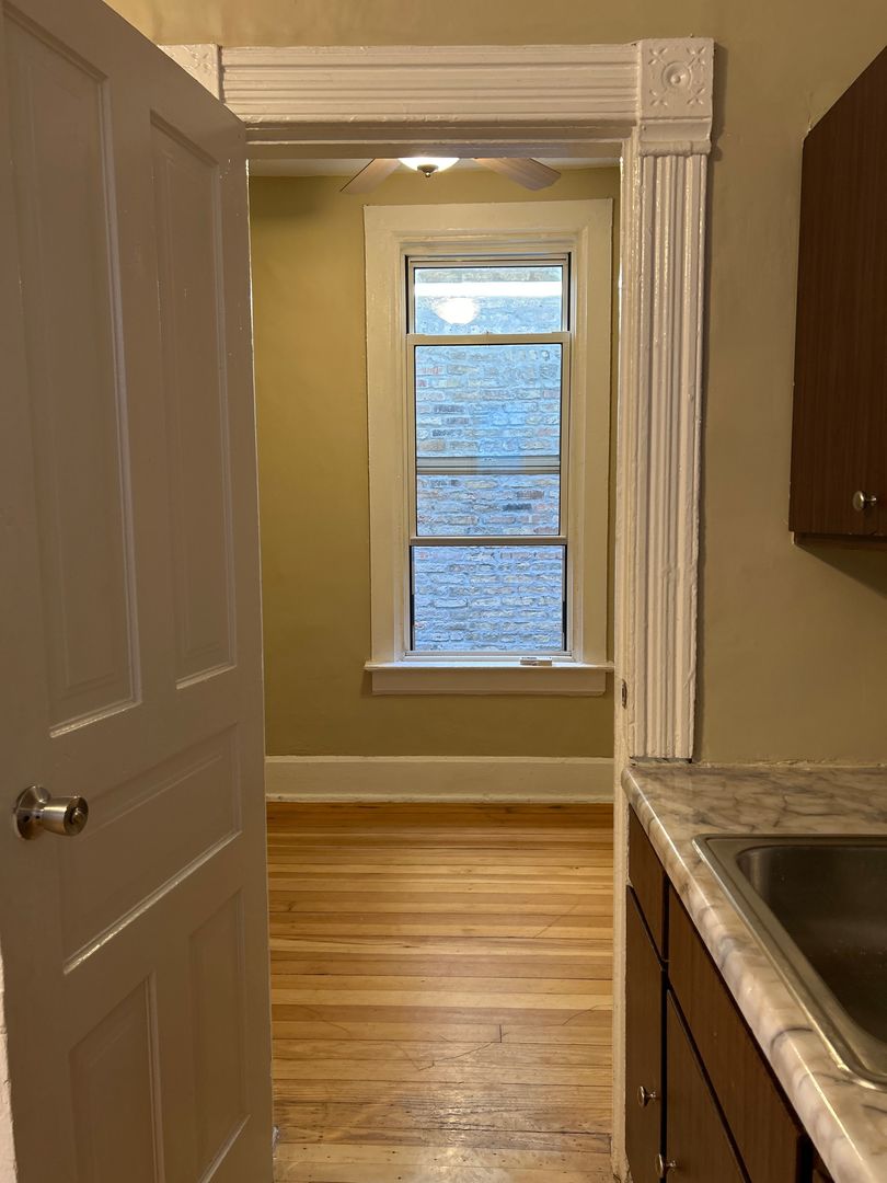 862 N Hermitage Avenue #1R, Chicago, IL 60622