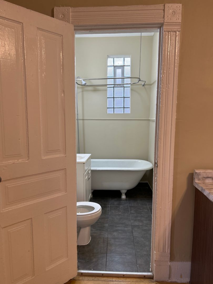 862 N Hermitage Avenue #1R, Chicago, IL 60622